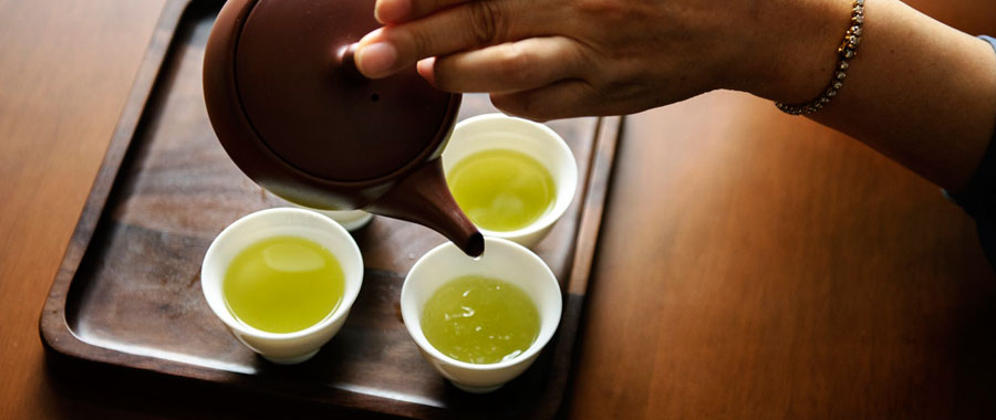 Pero si quieres disfrutar del aroma del té verde en su totalidad y aprender los secretos y las técnicas de una correcta preparación, hay algunas cosas que debes tener en cuenta. La dosificación y la calidad del agua juegan un papel importante Es importante prestar atención a los detalles sobre la dosificación.